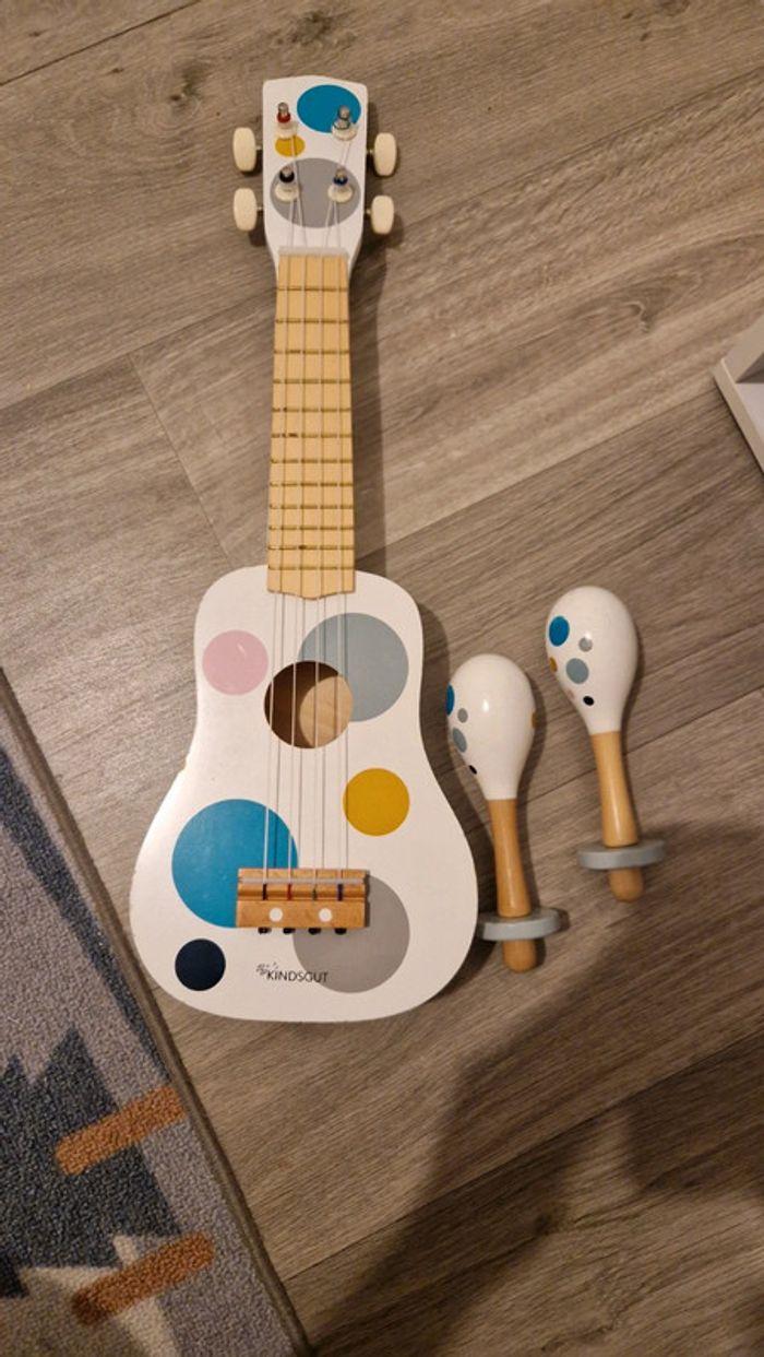 Guitare et maracas - photo numéro 1