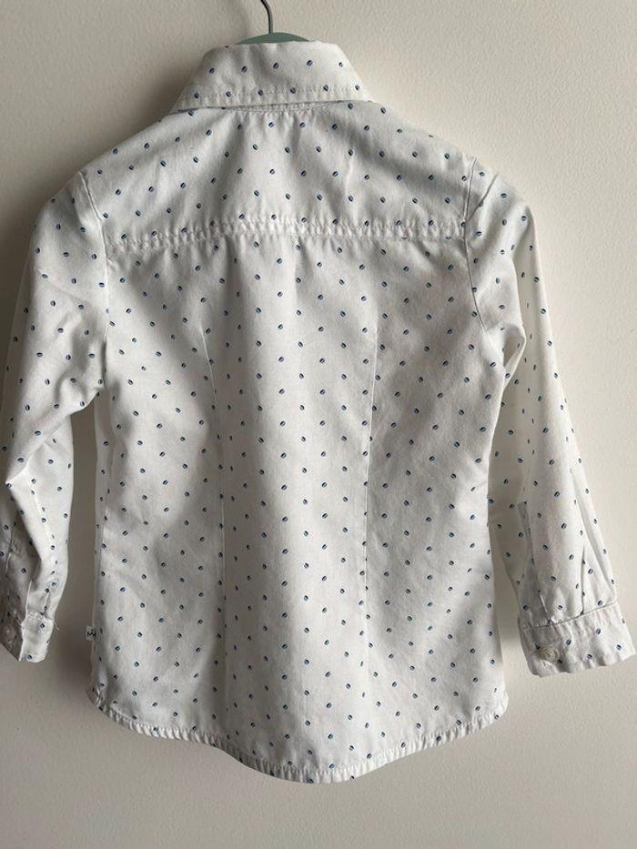 Chemise GYMP blanche à petit motif bleu en très bon état taille 98cm - photo numéro 2