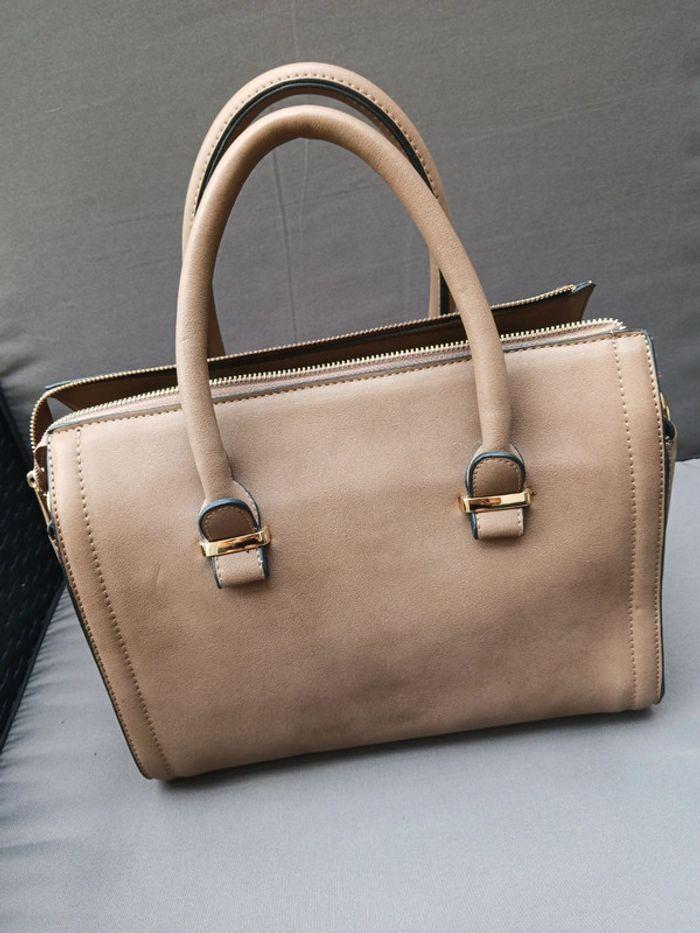 Très beau sac à main, couleur taupe. - photo numéro 3