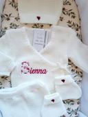 Ensemble complet naissance mixte crème 0/3 mois lettre fleurie+ coeurs