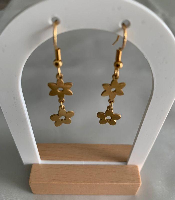 Belles boucles d’oreilles pendantes fleur en acier inoxydable doré - photo numéro 3