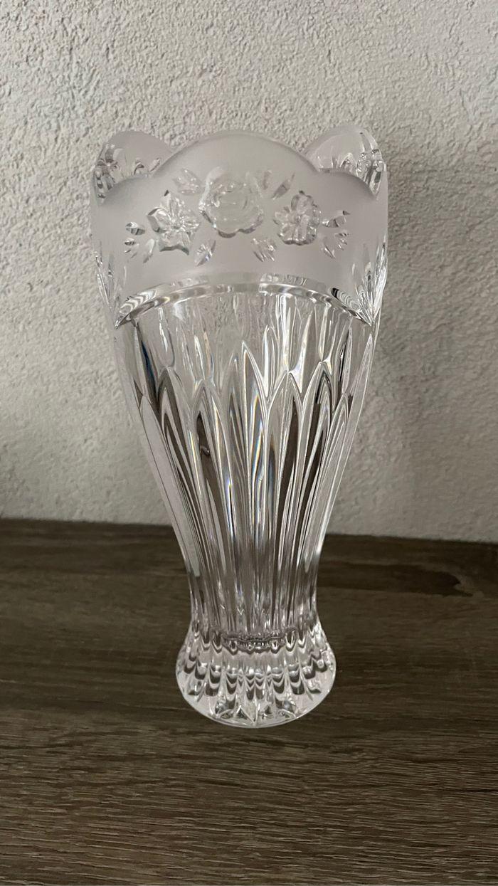 Vase taillé travaillé transparent en verre - photo numéro 1