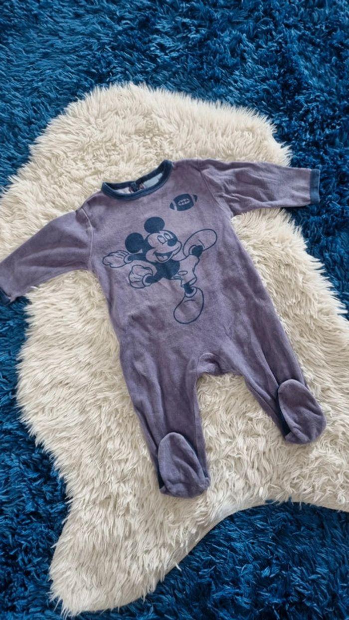 Joli pyjama Disney taille 9 mois - photo numéro 1