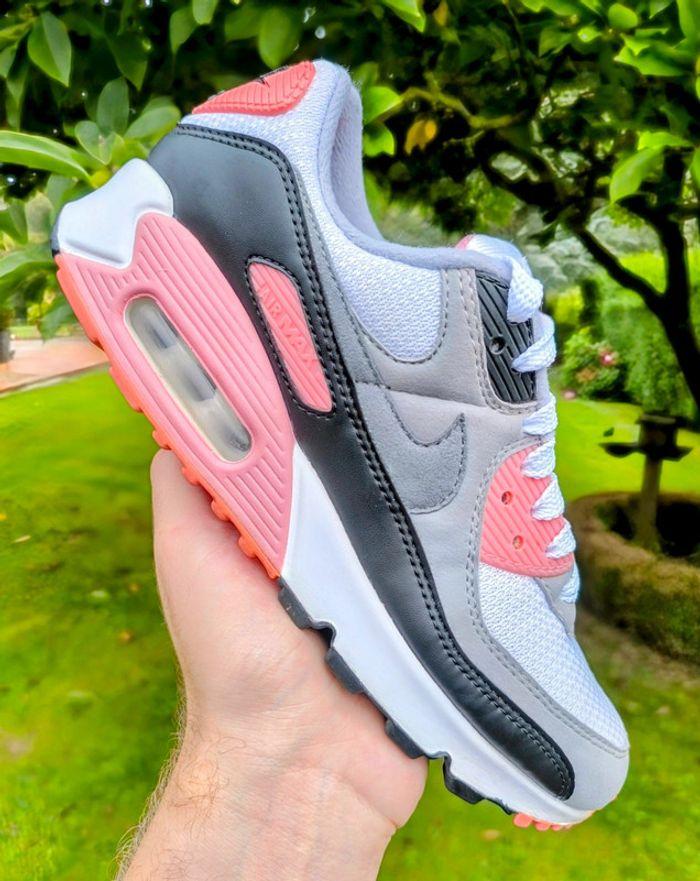 Baskets Nike air max 90 rose et blanche pointure 38.5 très bon état sans boîte - photo numéro 1