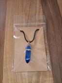 Collier neuf avec pendentif losange bleu verre