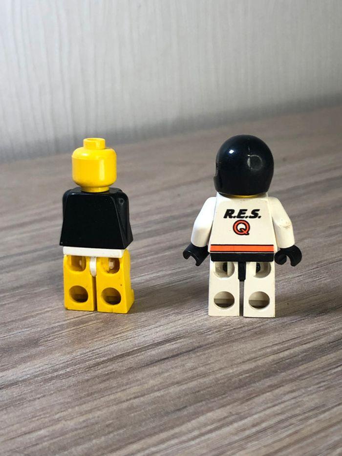 Lot de deux figurines mini figure lego vintage , 1 pilote voiture - photo numéro 2