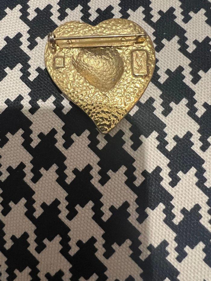 Authentique broche  vintage dorée cœur Yves saint Laurent - photo numéro 4