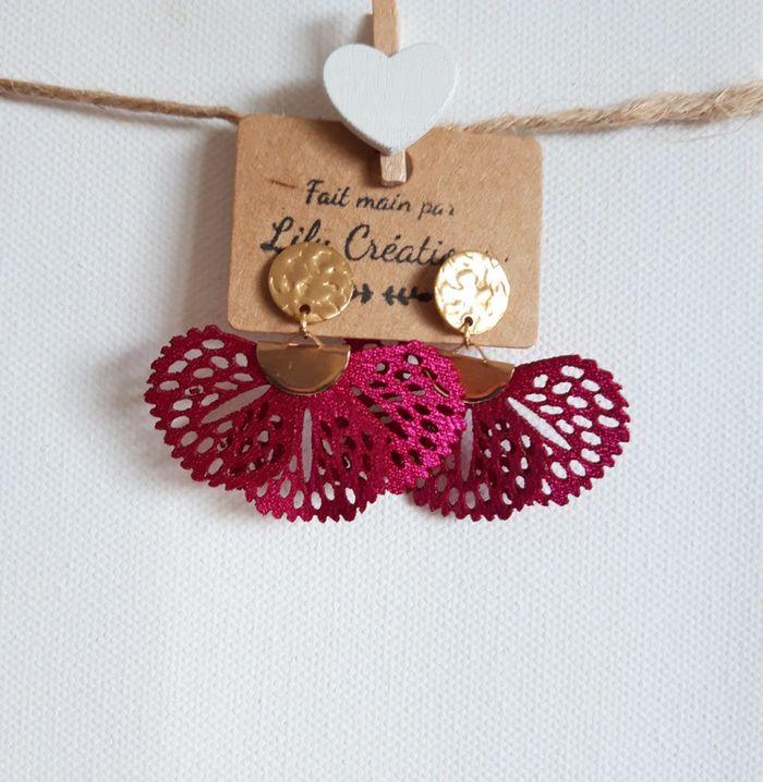 Boucles d'oreilles dorées et feuilles acrylique fuchsia LC213 - photo numéro 1