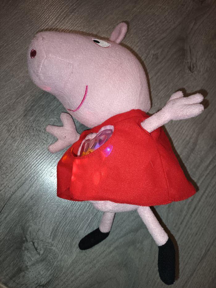 Peluche Peppa Pig lumineuse et sonore Cœur lumineux amovible - photo numéro 1