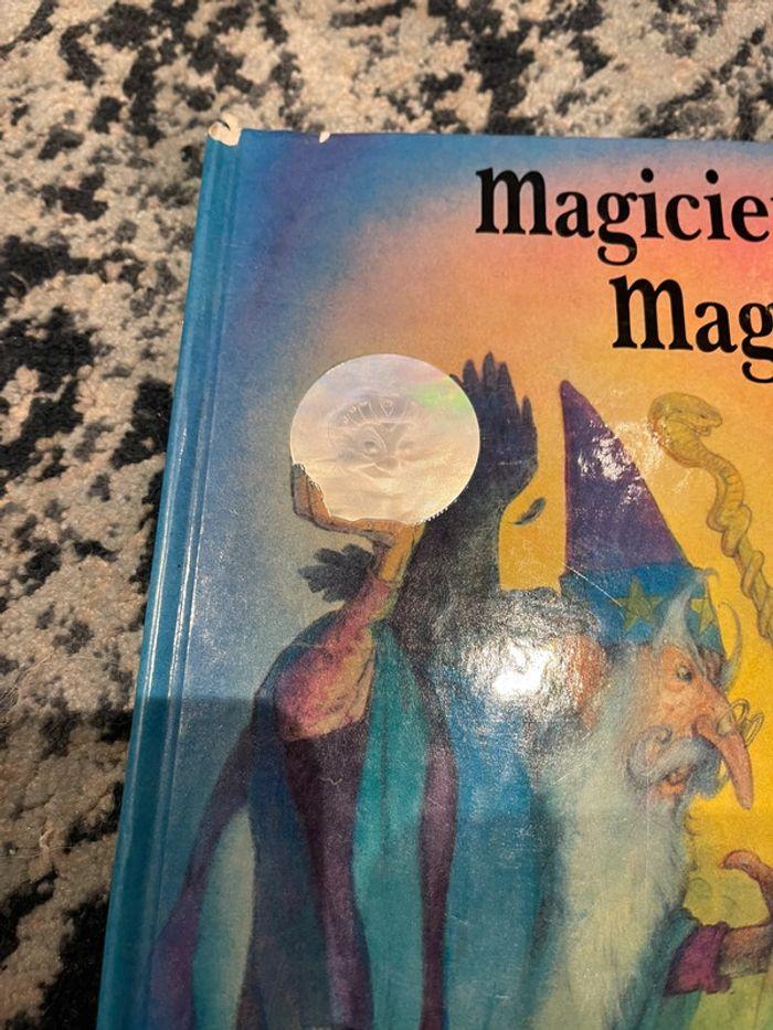 Livre magique avec Hologrammes - Magicien contre magicien - photo numéro 2