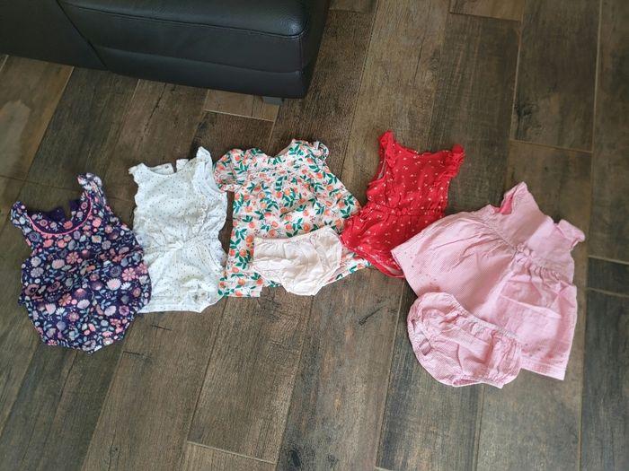 Lot de barboteuse/ combishorts/ robes taille 12 mois