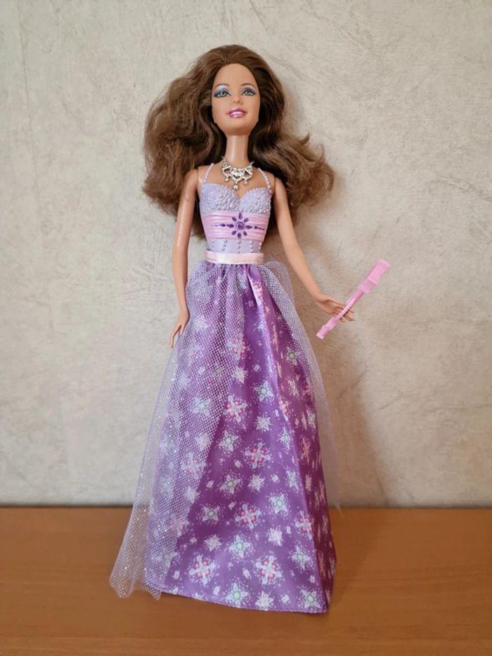 Poupée Barbie princesse scintillante Mattel en TBE support non inclus - photo numéro 1