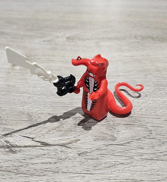 Minifigurine Ninjago serpent double tête rouge (compatible Lego)