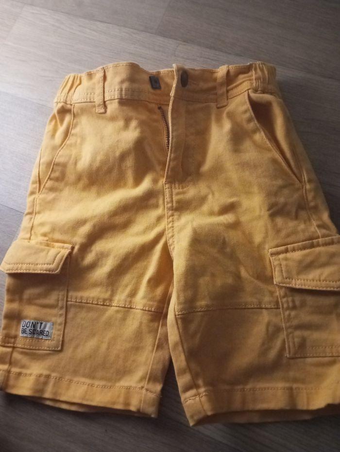 Short été mixte . Mis 1 fois. Taille : 5 ans . Couleur : jaune.  Avec  4 poches devant et une poche a l'arrière. - photo numéro 1