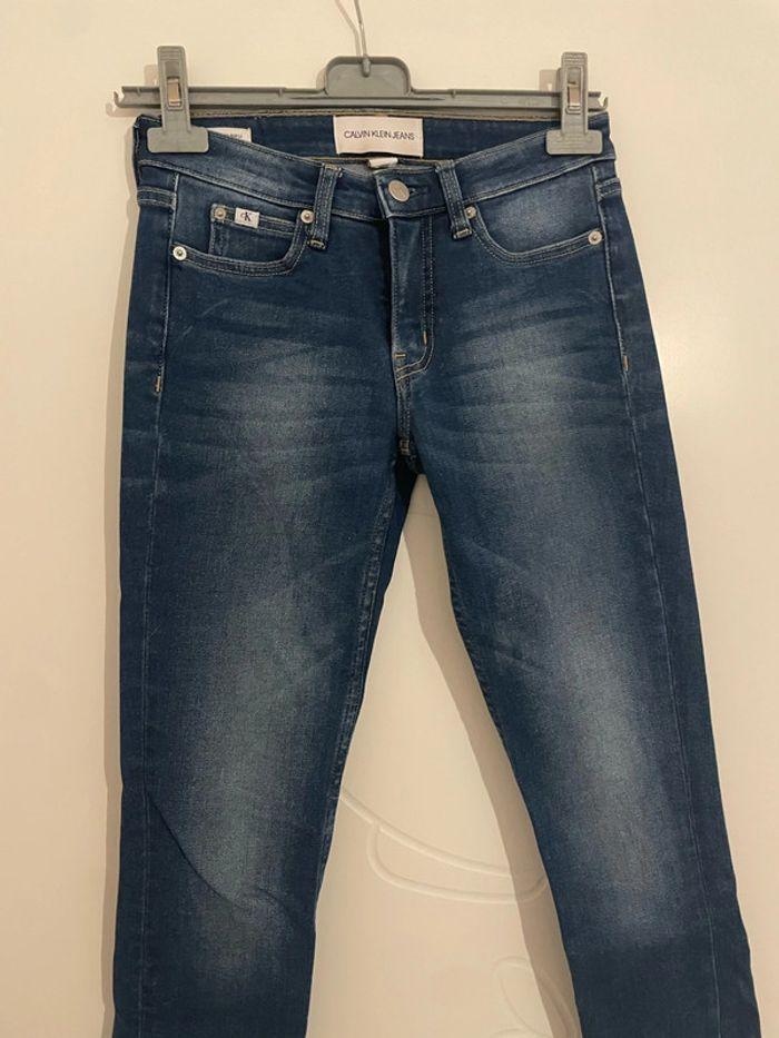 Jean bleu taille haute coupe mid rise skinny ankle neuf Calvin Klein Jeans taille W24 soit taille 34 - photo numéro 5