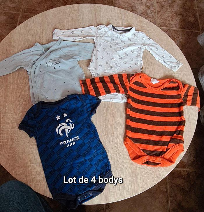 Lot de 4 bodys- taille 6 mois