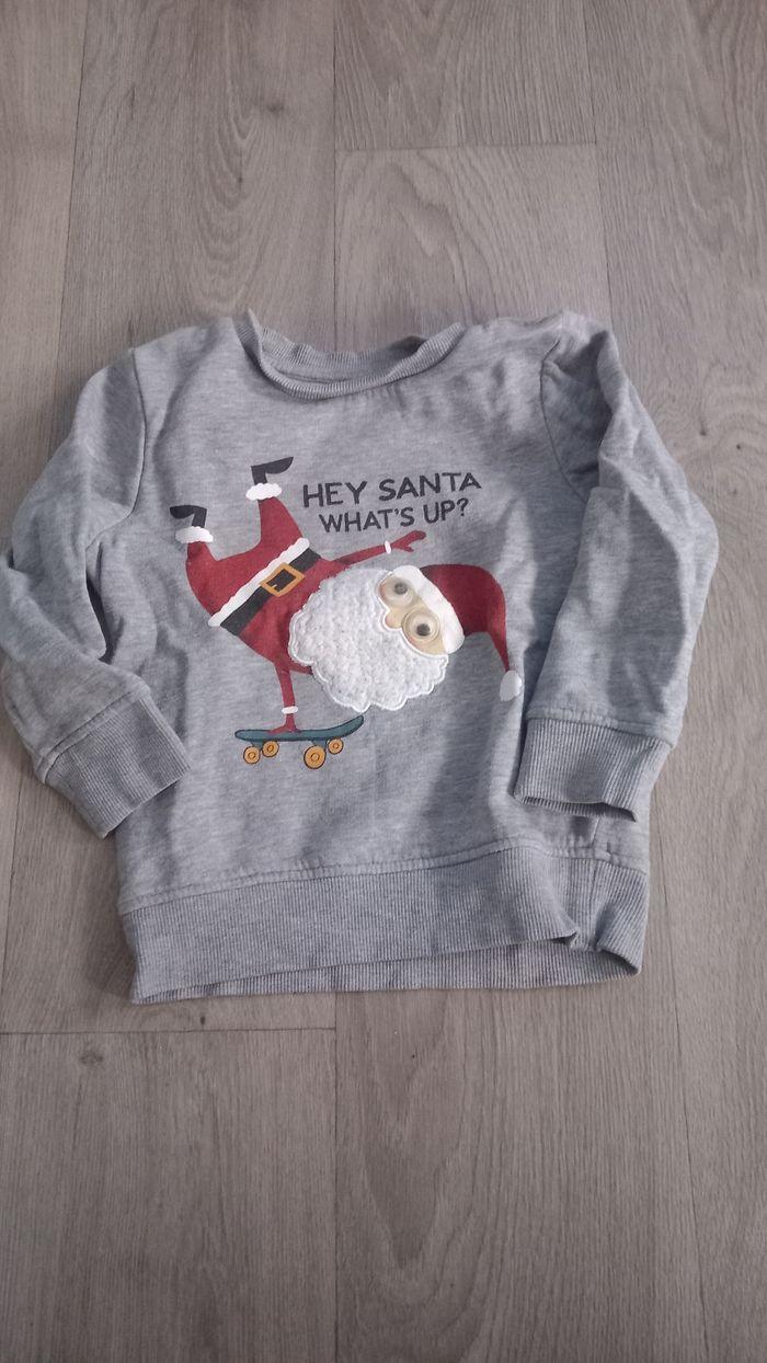 Pull avec un père Noël dessus - photo numéro 1