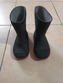 Bottes noires à semelles roses taille 22-23