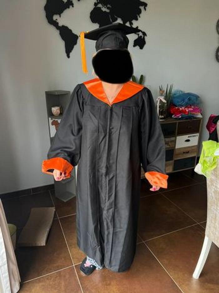 Toge de diplômé noire et orange taille 51+ coiffe - photo numéro 1