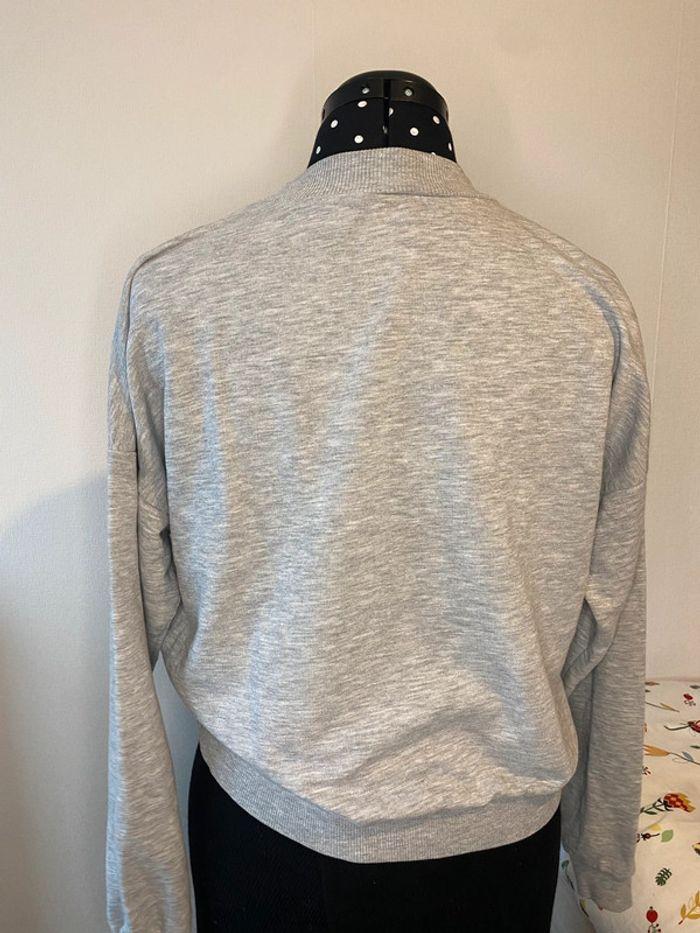 Sweat sans capuche broderie « Not your bae » gris et noir H&M taille M / 38 - photo numéro 2