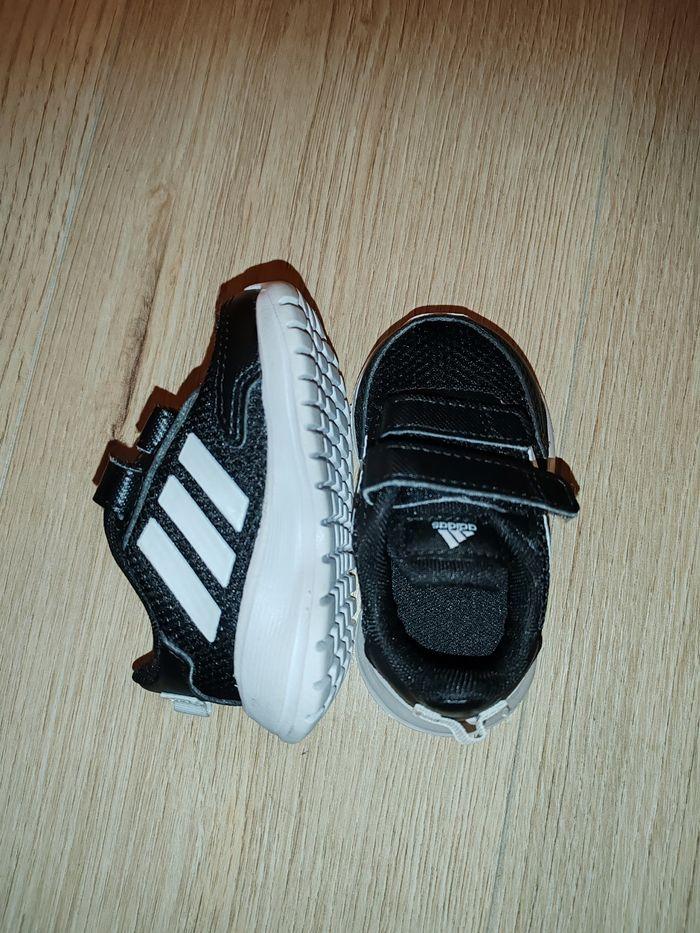 Basket Adidas taille 18 - photo numéro 1