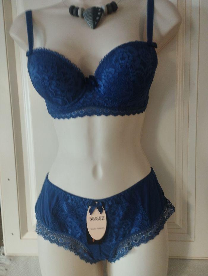 Ensemble lingerie neuf bleu marine avec shorty. 80/85B 38 - photo numéro 1