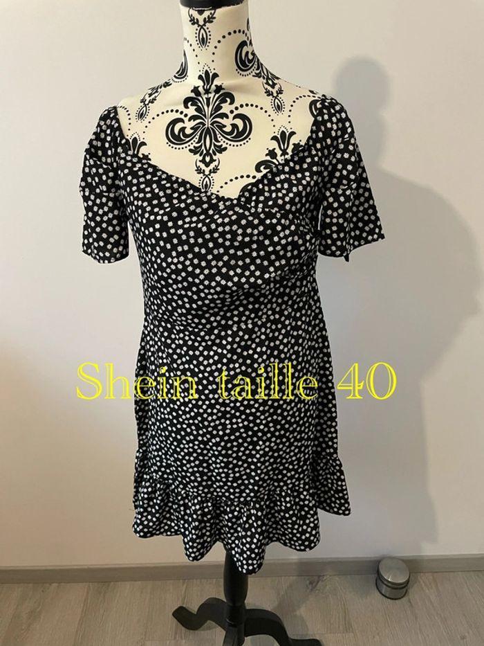 Robe à manches courtes noir à fleurs blanc épaule élastique SHEIN taille 40 - photo numéro 1