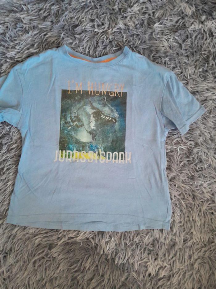 T-shirt 🌺Jurassic Park💜taille 6 ans - photo numéro 1