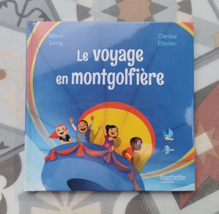 Livre LE VOYAGE EN MONTGOLFIERE de MARC LEVY et CARINE HINDER HACHETTE JEUNESSE neuf