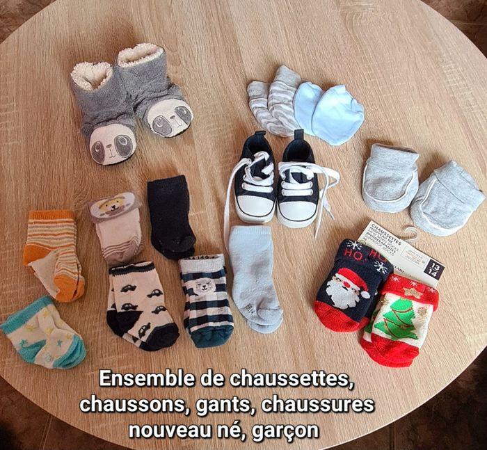 Lot de chaussettes, chaussons, chaussures