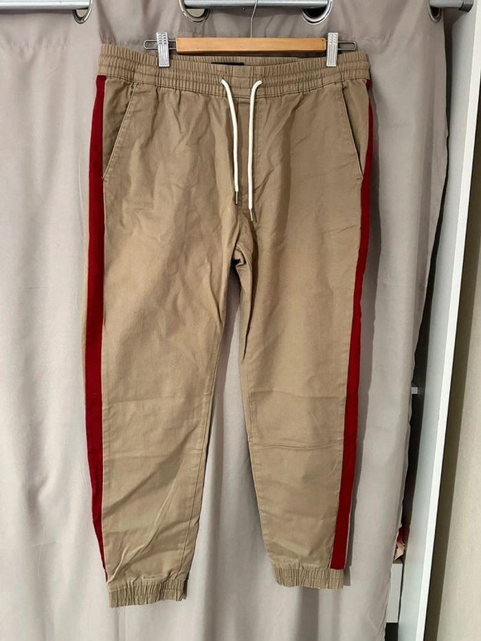 Pantalon cargo marron/beige avec ligne rouge bershka - photo numéro 1