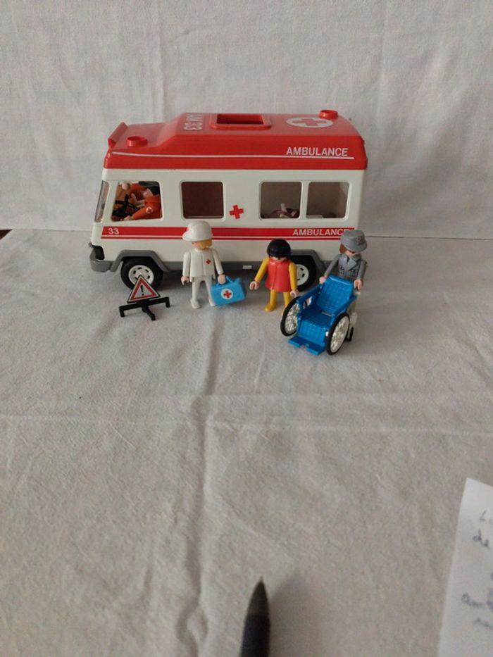 playmobil 1 ambulance 1985  .6 figurines - photo numéro 1