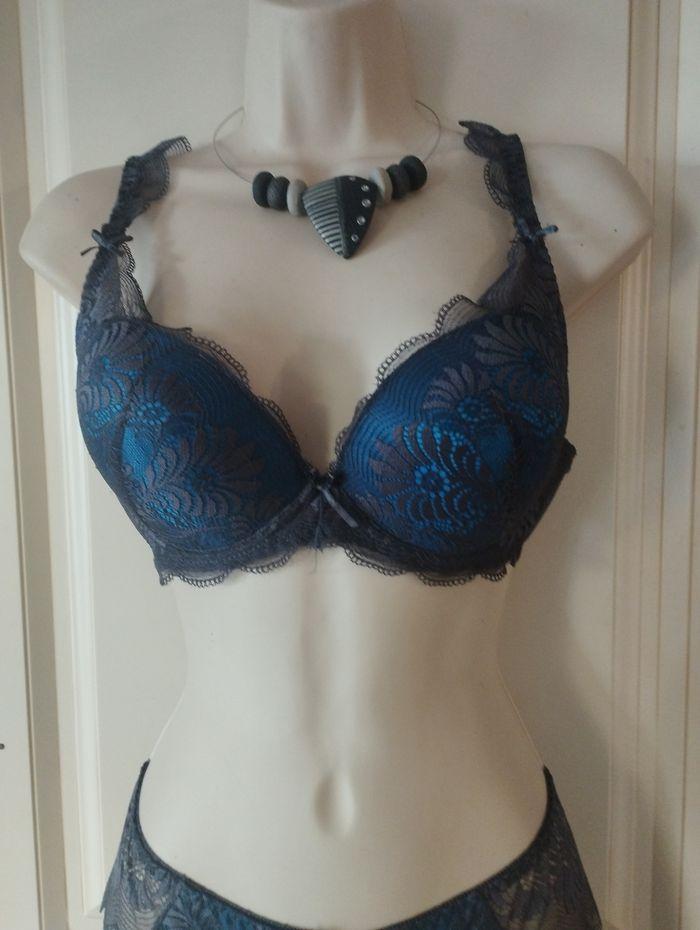 Ensemble lingerie neuf bleu roi et gris. 85C et M pour la culotte sans couture - photo numéro 2