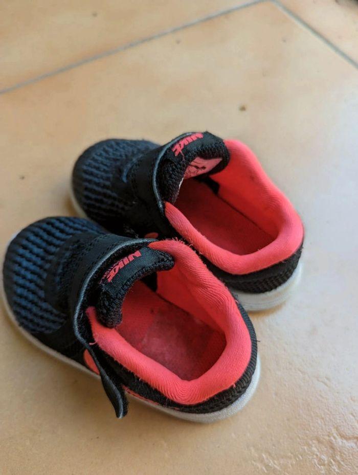 Baskets Nike bébé rose et noir - photo numéro 4