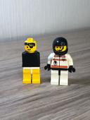 Lot de deux figurines mini figure lego vintage , 1 pilote voiture