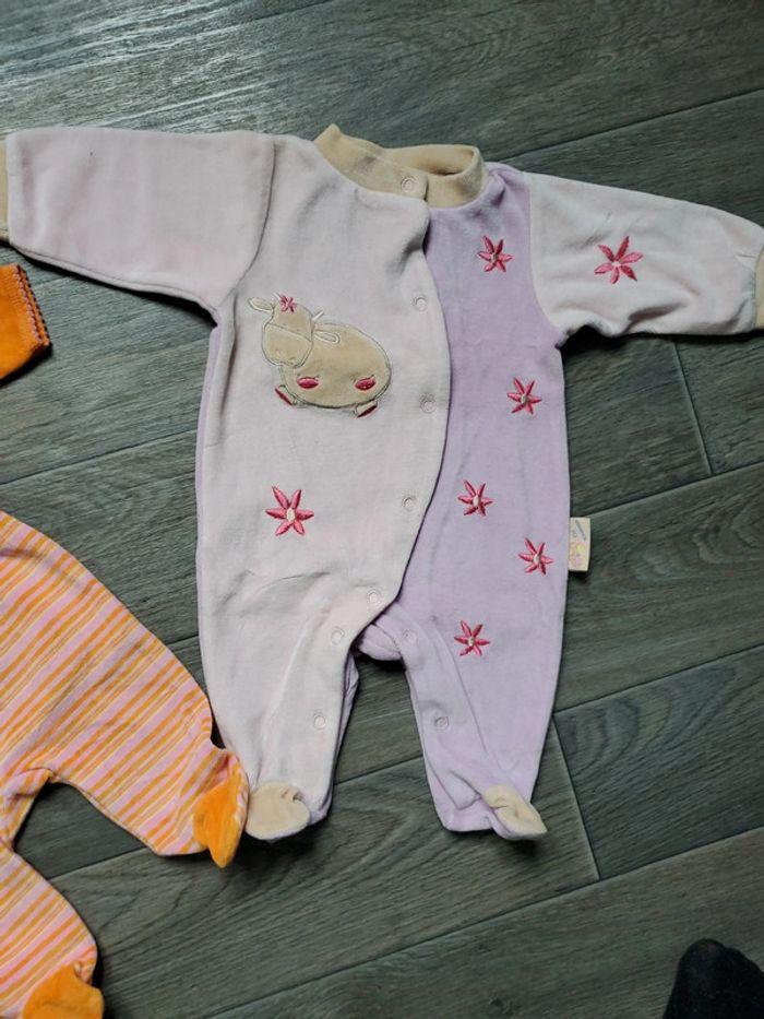 Lot de 2 pyjamas velours taille 1 mois très bon état - photo numéro 3