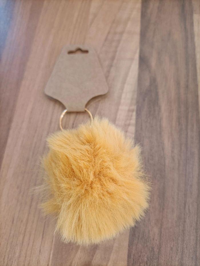 Porte clé neuf pompom moutarde à offrir - photo numéro 3