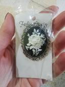 Broche came fleurs blanche neuf