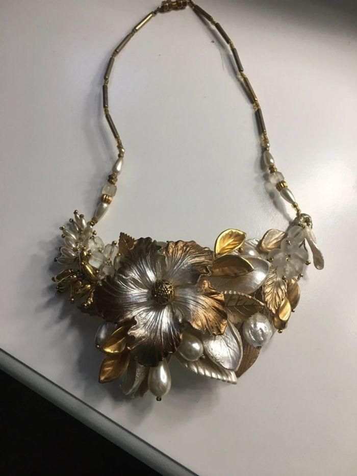 collier fleurs dans les tons dorés et blanc - photo numéro 4