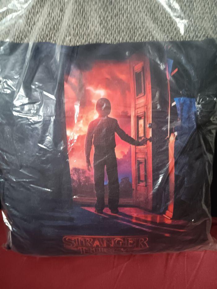 Coussin stranger thing - photo numéro 2