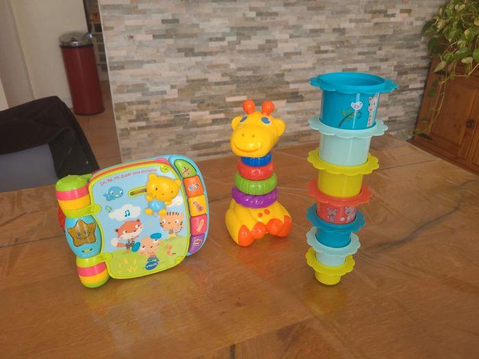 Lot de jouets bébé