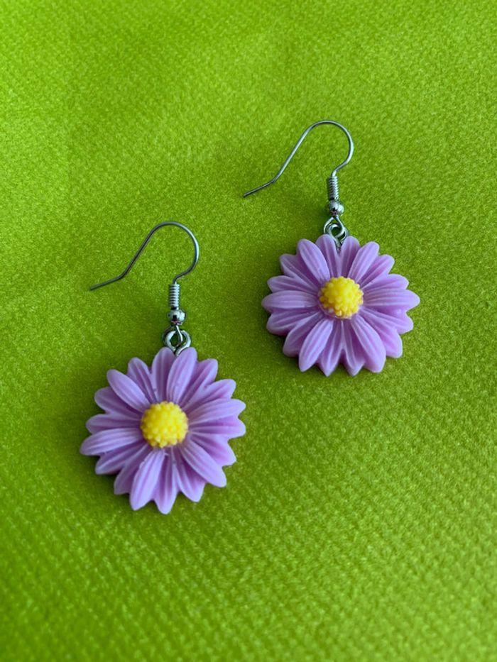 Boucles d’oreilles pendantes fleur marguerite violette en résine - photo numéro 2