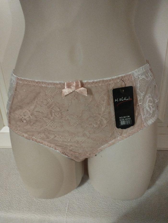 Ensemble de lingerie neuf avec étiquettes 95C sans rembourrage avec armatures et 40/42 pour le bas - photo numéro 4