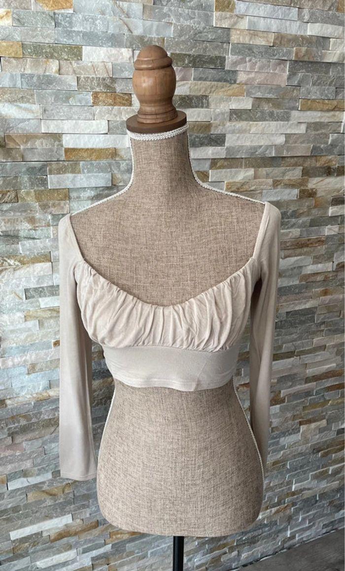 Crop top beige Prettylittlething taille 34 - photo numéro 1