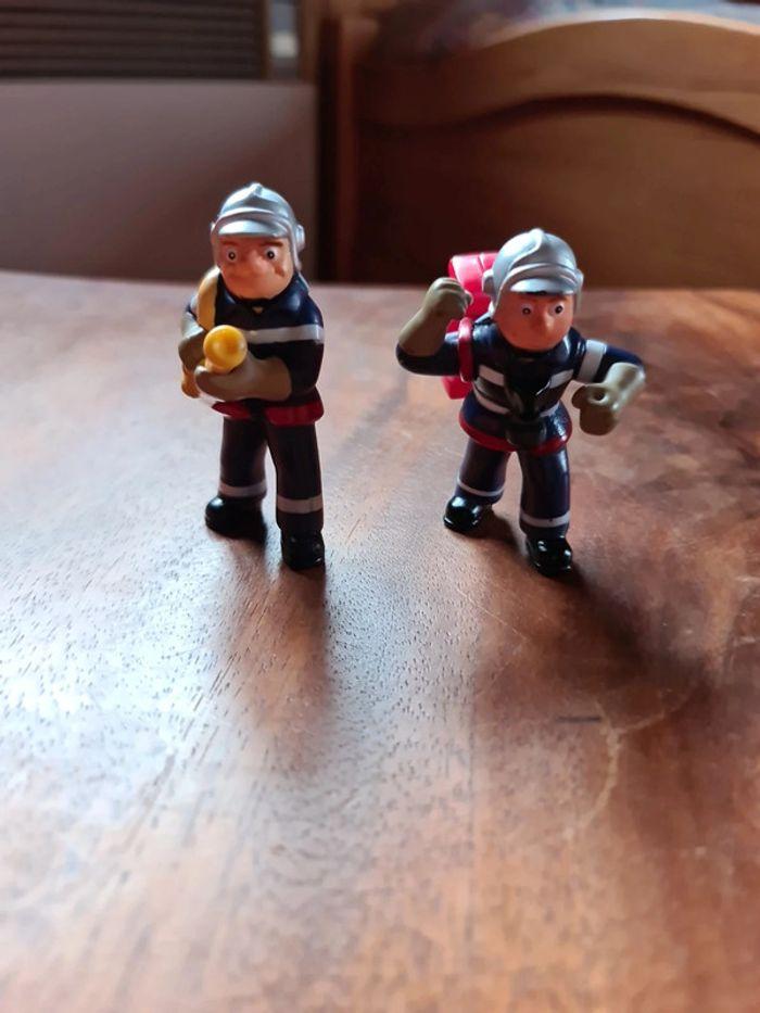 2 figurines pompiers - photo numéro 1