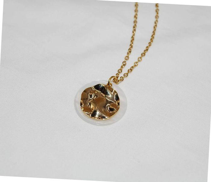 Collier pendentif froisée en acier inoxydable doré et nacre - photo numéro 2