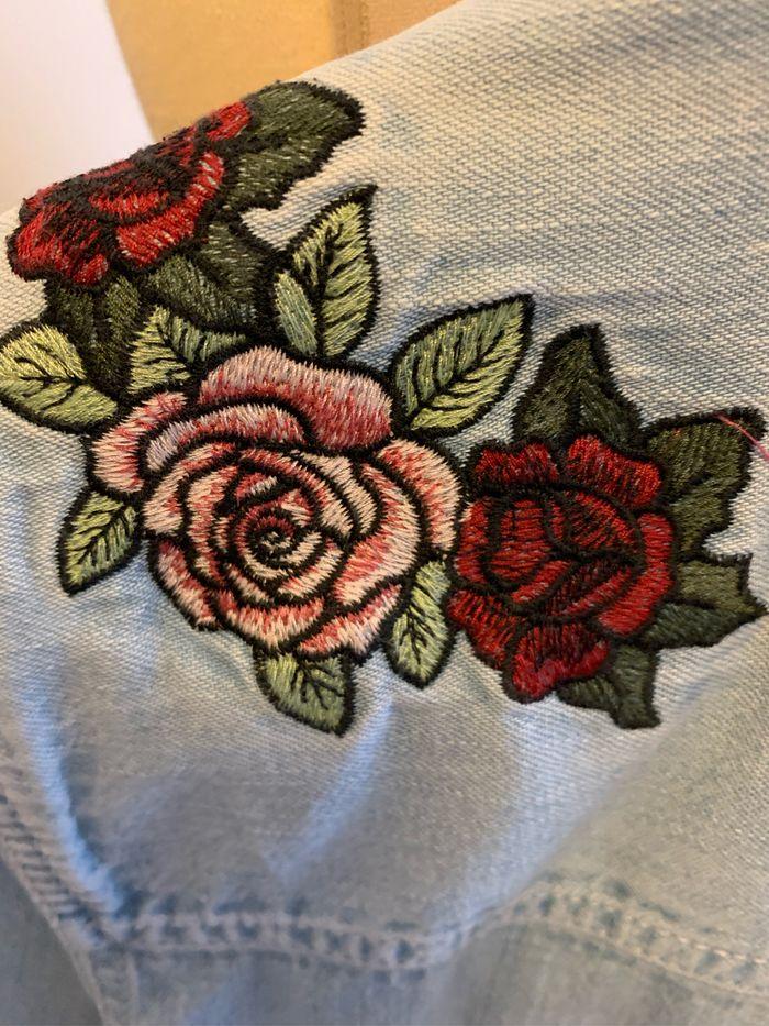 Chemise en jean bleu et roses brodées Superdry - photo numéro 7