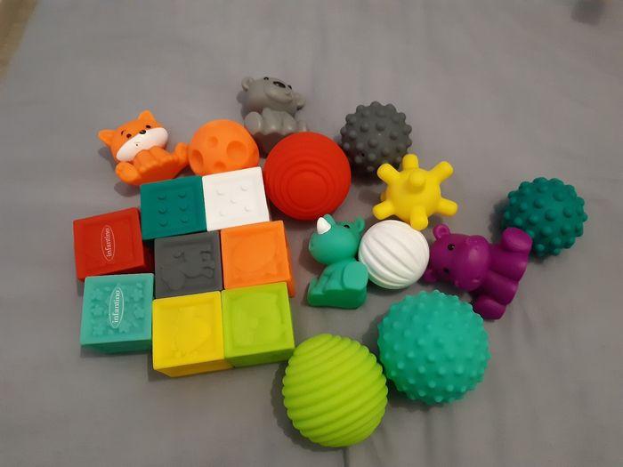 Cubes et balles sensorielles