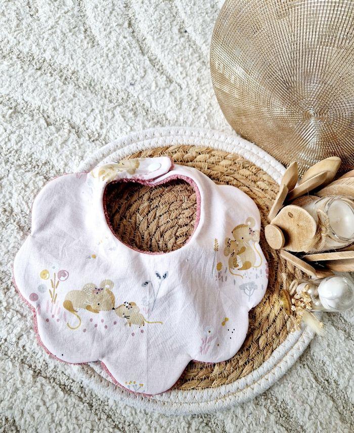 Bavoir fleur en tissu éponge pour bébé fille