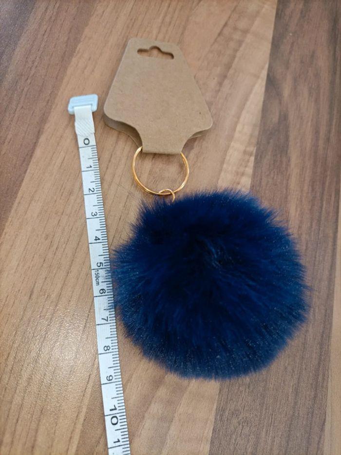 Joli porte clé neuf pompom bleu marine - photo numéro 2